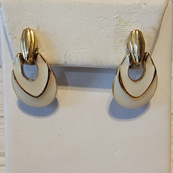 B2 Vintage Gold-tone & Enamel Pierced Earrings - Picture 1 of 2